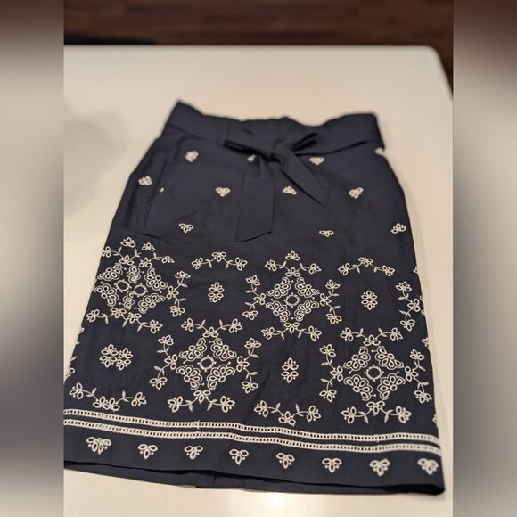 Ann Taylor Navy Embroidered Bow Skirt SZE 2 Midi Paperbag Floral Coquette Office - Picture 10 of 13